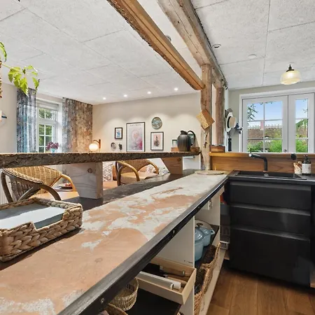 Newly Renovated Flat In Heart Of Leilighet Faldsled