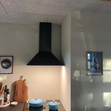 Newly Renovated Flat In Heart Of דירה *